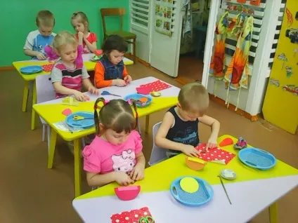 Конструювання з паперу «села пташка на віконце»