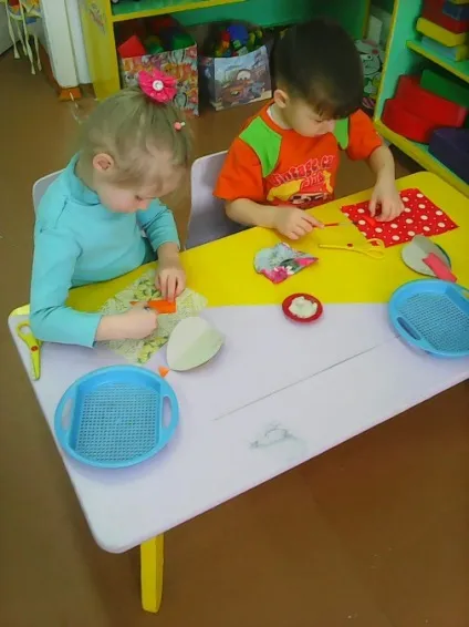 Конструювання з паперу «села пташка на віконце»