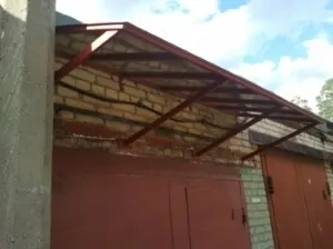 Козирок над гаражем як зробити своїми руками, робочий ескіз навісу над воротами, варіанти (зробити) Козирок над гаражем як зробити своїми руками, робочий ескіз навісу над воротами, варіанти