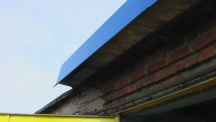 Козирок над воротами гаража