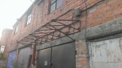 Козирок над воротами гаража