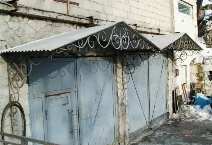 Козирок над воротами гаража