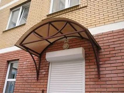 Козирки над вхідними дверима фото, різновиди і технологія виготовлення (фото) Козирки над вхідними дверима фото, різновиди і технологія виготовлення