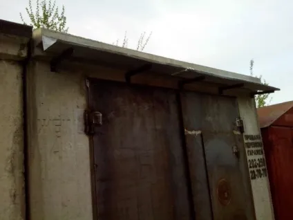 Козирок над воротами гаража