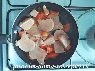 Курка тушкована з помідорами в сметані (сметані) Курка тушкована з помідорами в сметані