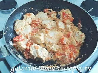 Курка тушкована з помідорами в сметані (готуємо вдома з фото) Курка тушкована з помідорами в сметані