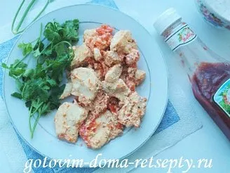 Курка тушкована з помідорами в сметані (страви з) Курка тушкована з помідорами в сметані