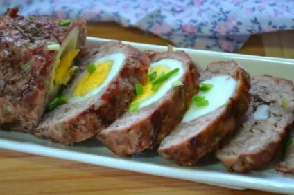 М'ясний рулет з начінкой- кращі рецепти приготування
