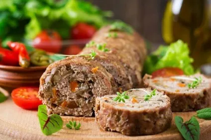 М'ясний рулет з начінкой- кращі рецепти приготування