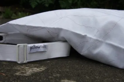 Незвичайні гаджети-подушки pillow talk дозволяють закоханим бути поруч навіть уві сні (talk) Незвичайні гаджети-подушки pillow talk дозволяють закоханим бути поруч навіть уві сні