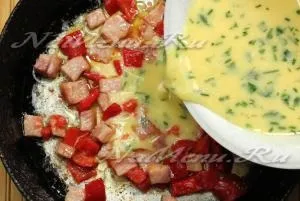 Омлет з шинкою і помідорами на сковроде, рецепт (помідорами) Омлет з шинкою і помідорами на сковроде, рецепт