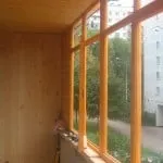 Засклення балконів дерев'яними рамами особливості використання, монтаж своїми руками