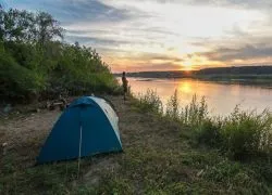 Відпочинок на волзі з наметами дикунами (наметами) Відпочинок на волзі з наметами дикунами