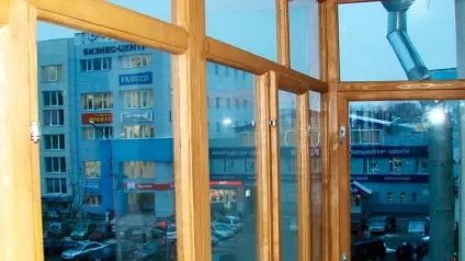 Засклення балконів дерев'яними рамами особливості використання, монтаж своїми руками