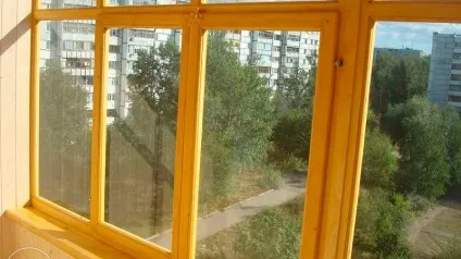 Засклення балконів дерев'яними рамами особливості використання, монтаж своїми руками