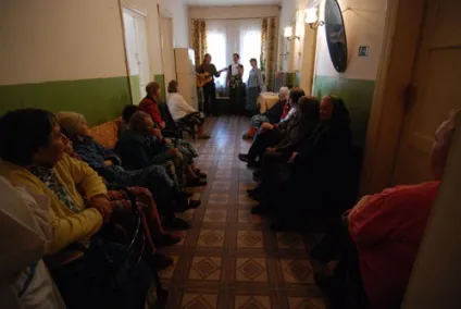 Пишіть листи людям похилого віку (більше бачила чекала кого) Пишіть листи людям похилого віку