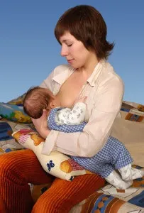 Пози для годування дитини грудьми (фото відео галерея правильних поз для годування) (грудьми) Пози для годування дитини грудьми (фото відео галерея правильних поз для годування)