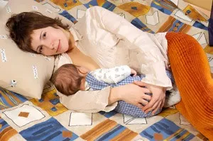Пози для годування дитини грудьми (фото відео галерея правильних поз для годування) (пози) Пози для годування дитини грудьми (фото відео галерея правильних поз для годування)