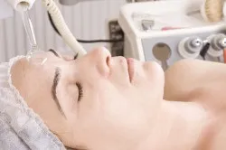 Причини нерівній шкіри обличчя