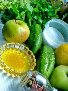Салат зі свіжих огірків, яблук і зелені з лимонно-медової заправкою рецепт з фотографіями (свіжих) Салат зі свіжих огірків, яблук і зелені з лимонно-медової заправкою рецепт з фотографіями