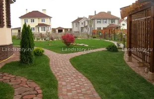Садові доріжки з бруківки на дачі, красиві фото, укладання (бруківки) Садові доріжки з бруківки на дачі, красиві фото, укладання