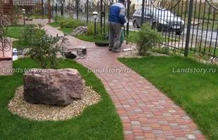 Садові доріжки з бруківки на дачі, красиві фото, укладання (бруківки) Садові доріжки з бруківки на дачі, красиві фото, укладання