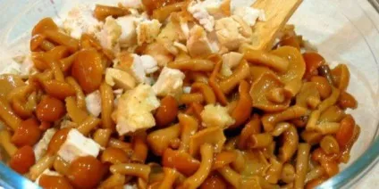 Салат з маринованими опеньками - рецепти з фото, калорійність (салат маринованими опеньками) Салат з маринованими опеньками - рецепти з фото, калорійність