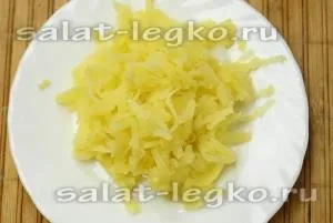 Листковий салат - наречена - з куркою, плавленим сиром і яйцем, рецепт з фото