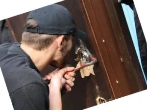Зламався замок в залізних дверей, як відкрити (замок) Зламався замок в залізних дверей, як відкрити