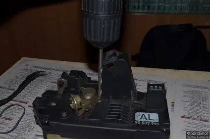 Зняття, розбирання і ремонт замку задніх дверей vectra b (двері) Зняття, розбирання і ремонт замку задніх дверей vectra b
