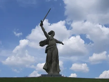 Скульптура - родина-мать - в Полтавае (родина-мать) Скульптура - родина-мать - в Полтавае