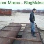 Зрізаємо болгаркою гнилої метал з УАЗа буханки (УАЗа) Зрізаємо болгаркою гнилої метал з УАЗа буханки