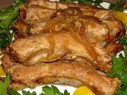 Свинячі реберця на сковороді