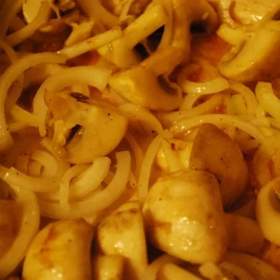 Свинина смажена з печерицями (на сковороді), м'ясні страви, кулінарні рецепти зі всього світу (смажений свинячий ошийок) Свинина смажена з печерицями (на сковороді), м'ясні страви, кулінарні рецепти зі всього світу