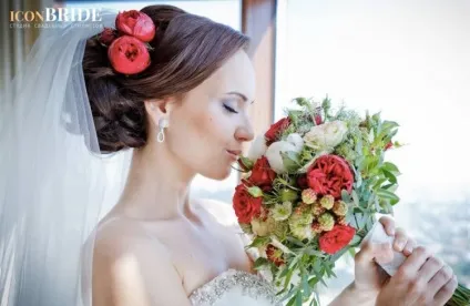 Весільні зачіски з квітами, які вибрати