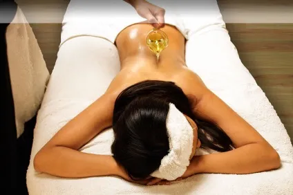 Тайський масаж гарячим маслом (hot oil massage) (маслом) Тайський масаж гарячим маслом (hot oil massage)