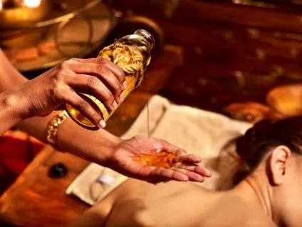 Тайський масаж гарячим маслом (hot oil massage) (гарячим) Тайський масаж гарячим маслом (hot oil massage)