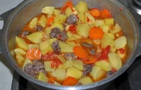 Тушковані курячі сердечка з картоплею і томатами - покроковий фоторецепт (сердечка) Тушковані курячі сердечка з картоплею і томатами - покроковий фоторецепт