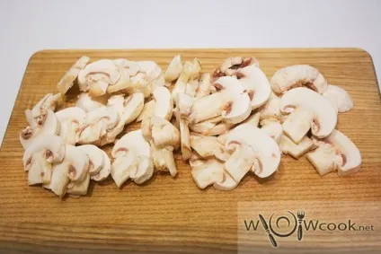Тушкована курка з печерицями (курка з печерицями) Тушкована курка з печерицями