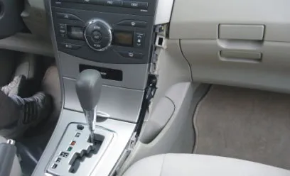 Установка штатної мультимедіа системи на toyota corolla - автокадабра (Піддягаємо праву накладку) Установка штатної мультимедіа системи на toyota corolla - автокадабра