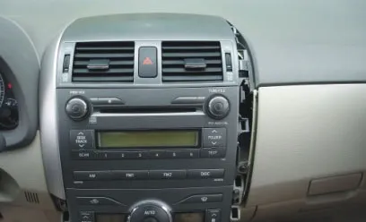 Установка штатної мультимедіа системи на toyota corolla - автокадабра (Піддягаємо праву накладку) Установка штатної мультимедіа системи на toyota corolla - автокадабра