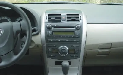 Установка штатної мультимедіа системи на toyota corolla - автокадабра (Піддягаємо праву накладку) Установка штатної мультимедіа системи на toyota corolla - автокадабра