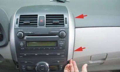 Установка штатної мультимедіа системи на toyota corolla - автокадабра (Піддягаємо праву накладку) Установка штатної мультимедіа системи на toyota corolla - автокадабра