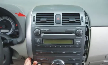 Установка штатної мультимедіа системи на toyota corolla - автокадабра (Піддягаємо праву накладку) Установка штатної мультимедіа системи на toyota corolla - автокадабра
