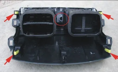 Установка штатної мультимедіа системи на toyota corolla - автокадабра (Піддягаємо праву накладку) Установка штатної мультимедіа системи на toyota corolla - автокадабра