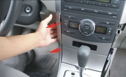 Установка штатної мультимедіа системи на toyota corolla - автокадабра (Піддягаємо праву накладку) Установка штатної мультимедіа системи на toyota corolla - автокадабра