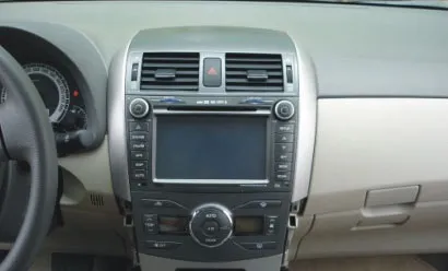Установка штатної мультимедіа системи на toyota corolla - автокадабра (Піддягаємо праву накладку) Установка штатної мультимедіа системи на toyota corolla - автокадабра