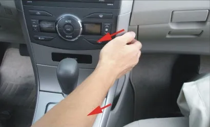 Установка штатної мультимедіа системи на toyota corolla - автокадабра (Піддягаємо праву накладку) Установка штатної мультимедіа системи на toyota corolla - автокадабра