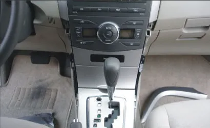 Установка штатної мультимедіа системи на toyota corolla - автокадабра (Піддягаємо праву накладку) Установка штатної мультимедіа системи на toyota corolla - автокадабра