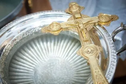 Чи вся вода стає святою на хрещення, як її використовувати і зберігати, православне життя